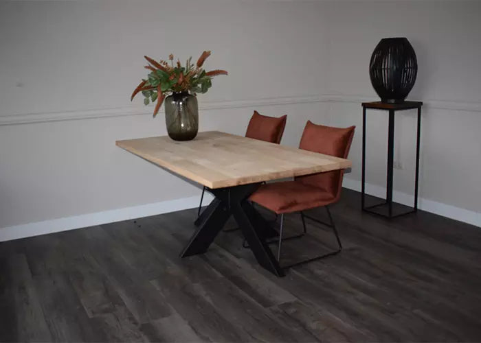 Massief eiken eettafel met rechte rand met stalen spin-poot