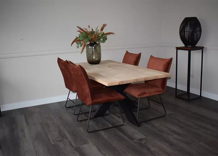 Massief eiken eettafel met rechte rand met stalen spin-poot