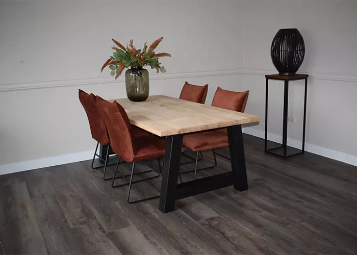 Massief eiken eettafel met rechte rand met stalen A-poot