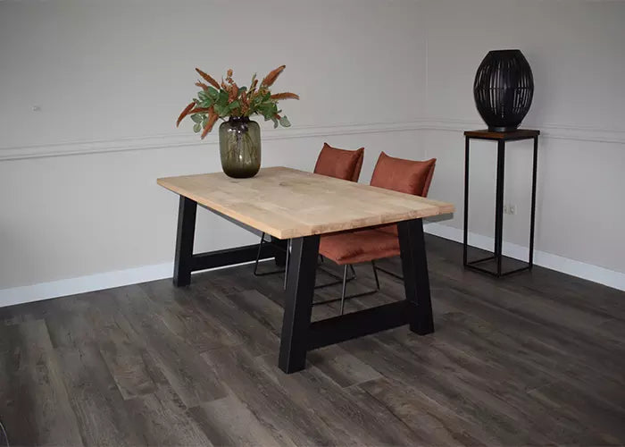 Massief eiken eettafel met rechte rand met stalen A-poot