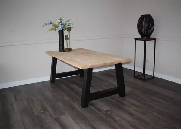 Massief eiken eettafel met rechte rand met stalen A-poot