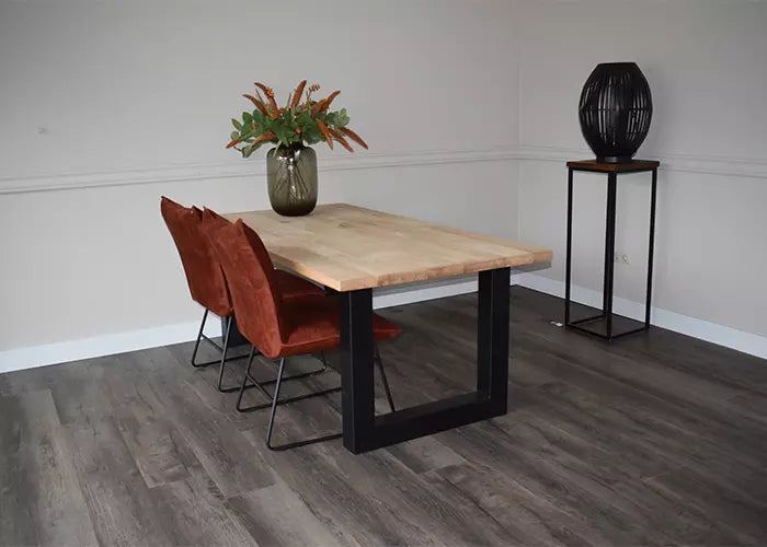 Massief eiken eettafel met rechte rand met stalen U-poot