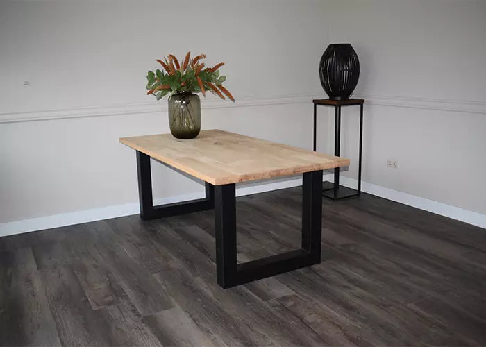 Massief eiken eettafel met rechte rand met stalen U-poot