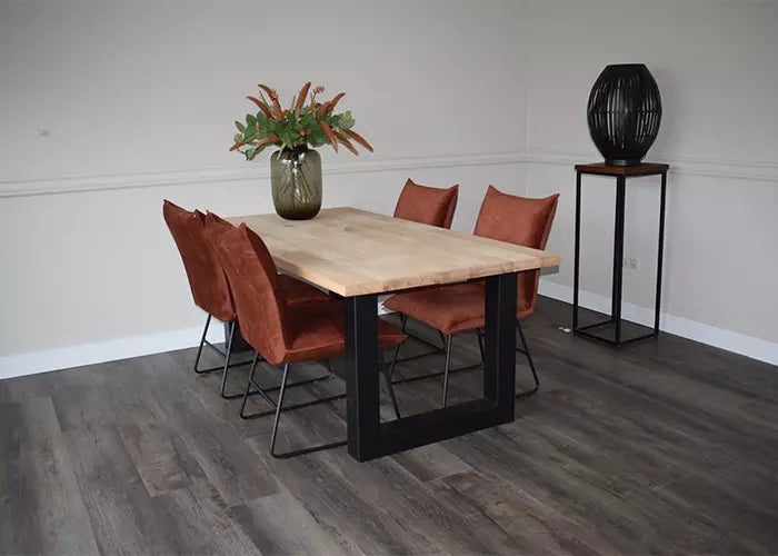 Massief eiken eettafel met rechte rand met stalen U-poot