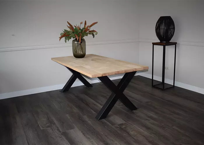 Massief eiken eettafel met rechte rand met stalen X-poot