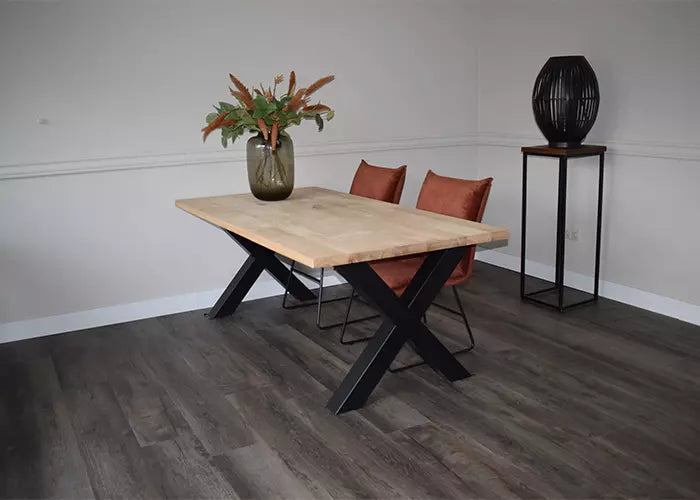 Massief eiken eettafel met rechte rand met stalen X-poot