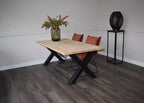 Massief eiken eettafel met rechte rand met stalen X-poot