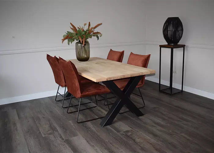 Massief eiken eettafel met rechte rand met stalen X-poot