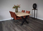 Massief eiken eettafel met rechte rand met stalen X-poot